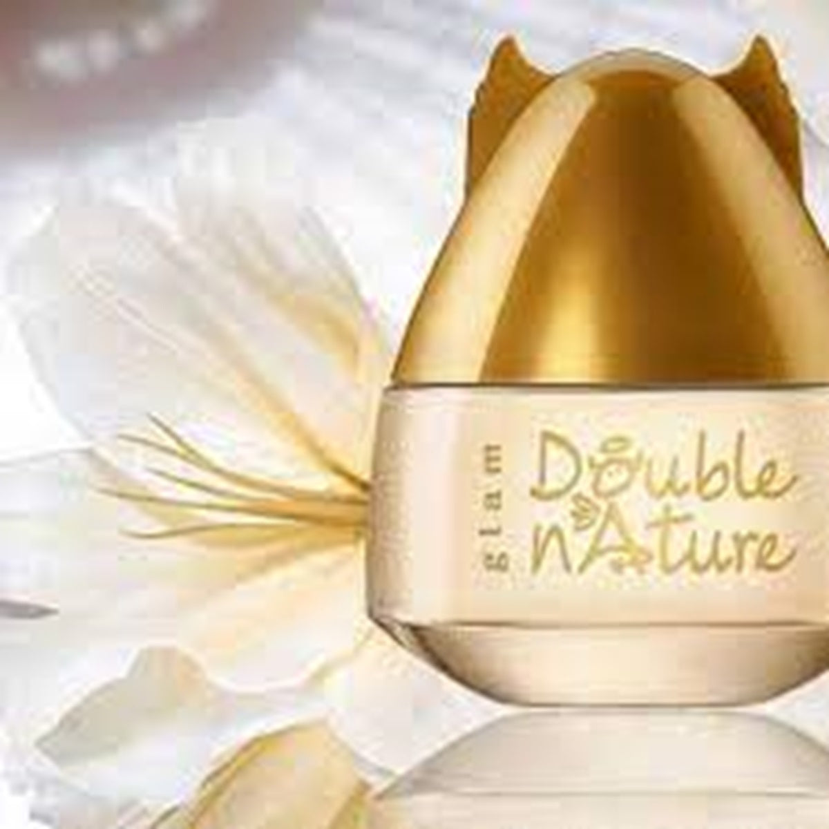 Cosmetic container with 'Double n'ature' text on a white background